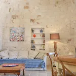 Td Trulli Della Magnolia Trulli W Amazing Garden Monopoli