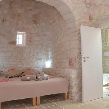 Casa de Férias Td Trulli Della Magnolia Trulli With Amazing Garden Monopoli